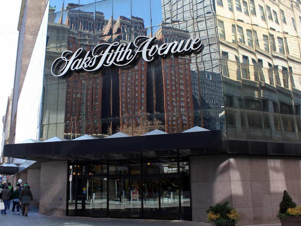 Saks Fifth Avenue mağazasının dışarıdan görünüşü