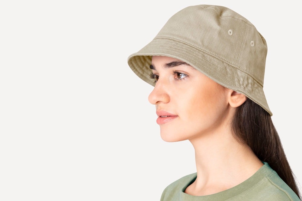 yeşil tshirt ve haki balıkçı şapka takan kadın, profilden